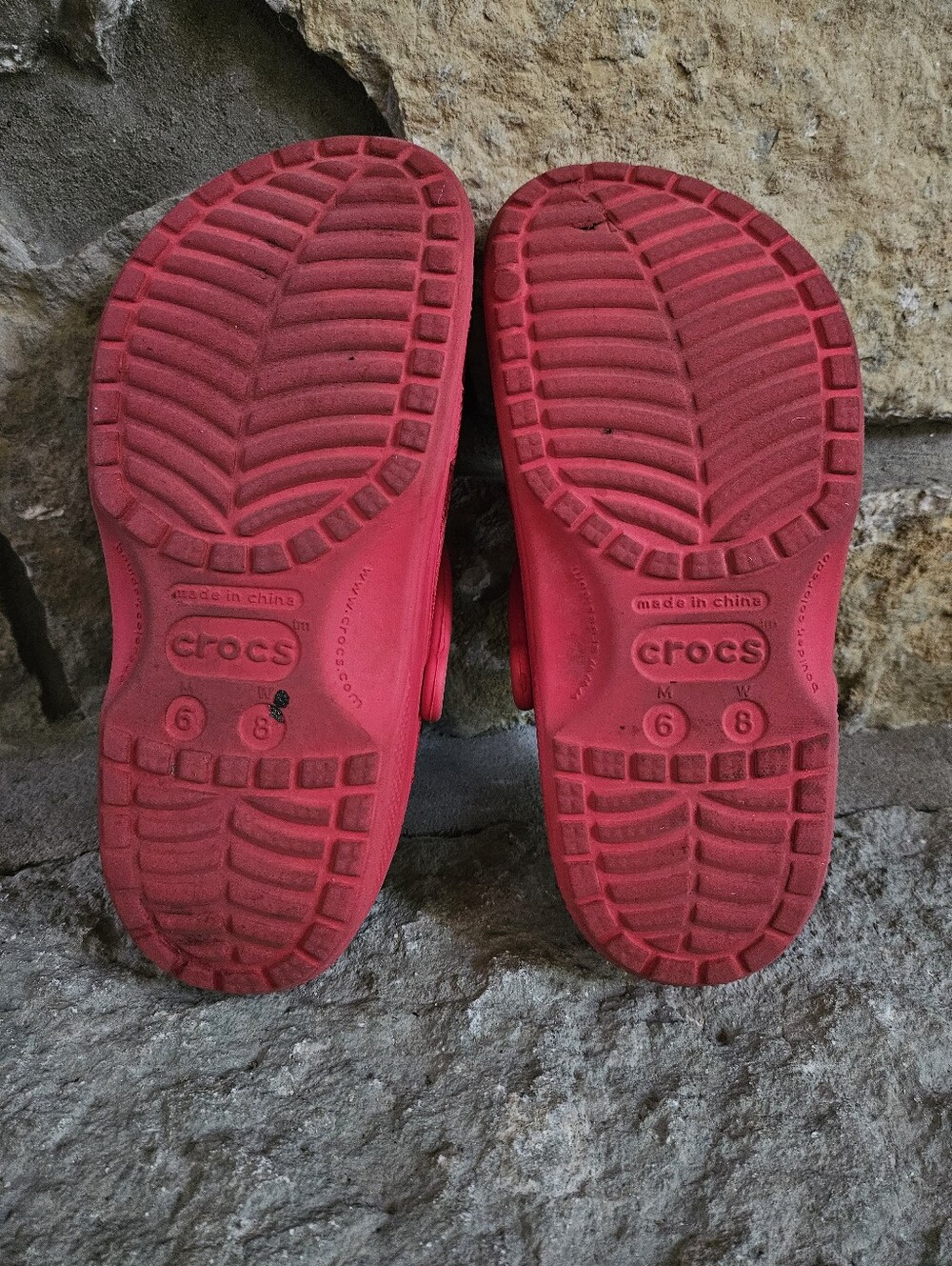 Red Crocs 6/8 - Picture 2 of 4
